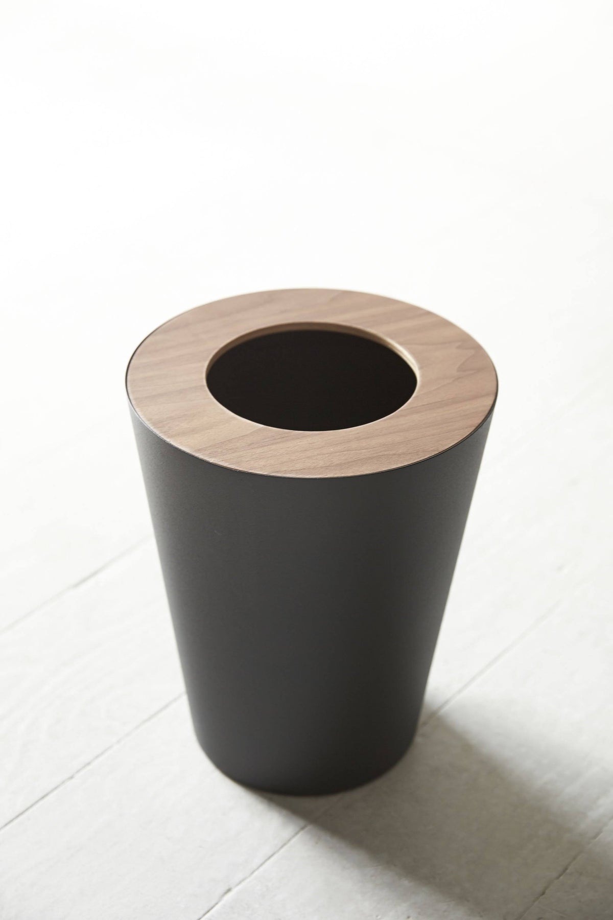 White Round Trash Can Y60697