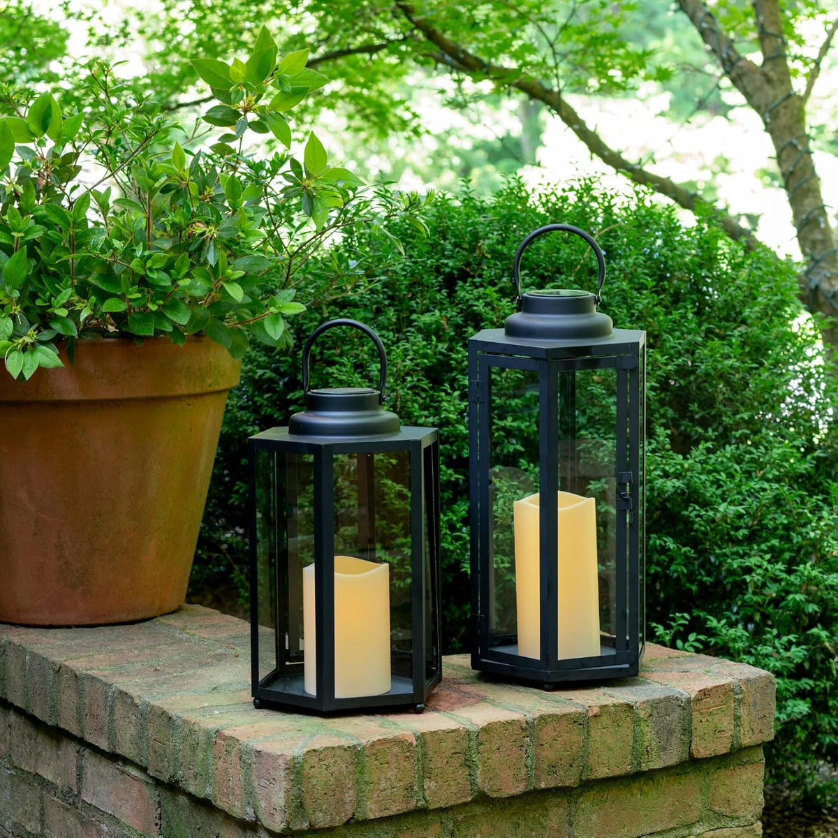 14 Inch Black Metal Glass Waterproof Solar Outdoor Lantern Q401